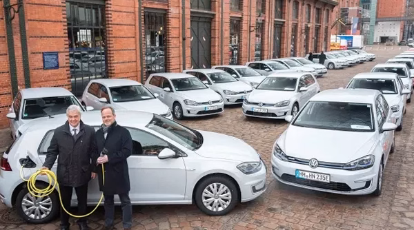La Cour des comptes statue : faut-il instaurer dès maintenant une taxe sur les voitures électriques ?